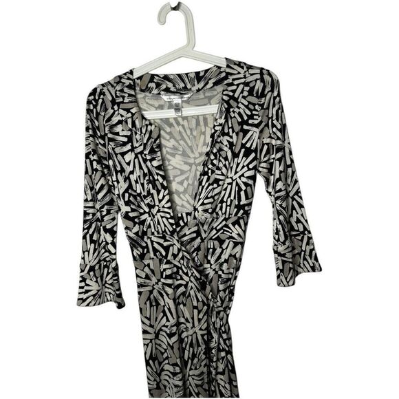 Diane Von Fursteberg Black Cream All OVer Print Silk Wrap Mini Dress Size 2 - Picture 4 of 14
